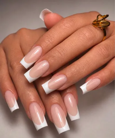 Beispiel für einfaches Nageldesign bei RONÉA Studio